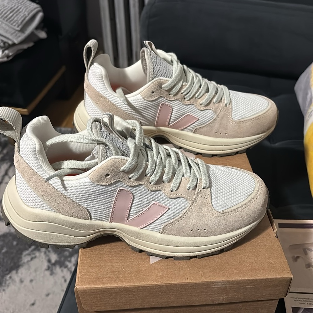 Like New Veja Venturi  Suede Gravel-Petale Beige Rose sneakers size 8 - Picture 2 of 10